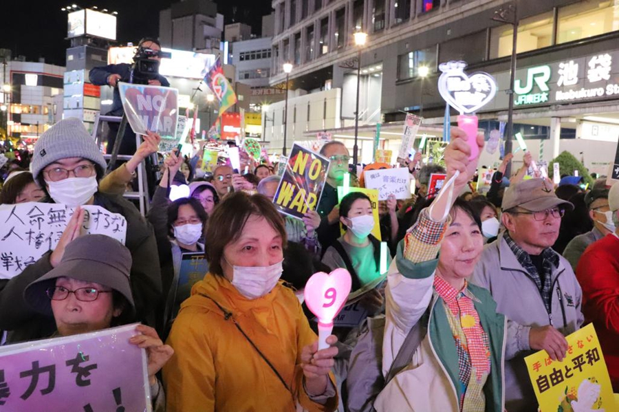Persone partecipano a una protesta fuori dalla stazione di Ikebukuro a Tokyo, in Giappone. (5 aprile 2026 - Xinhua/Li Ziyue)