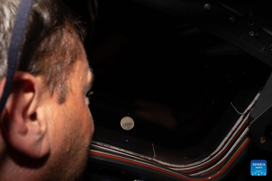 L'astronauta della NASA Reid Wiseman osserva la Luna da uno dei finestrini della cabina principale del veicolo spaziale Orion. (6 aprile 2026 - NASA/via Xinhua)