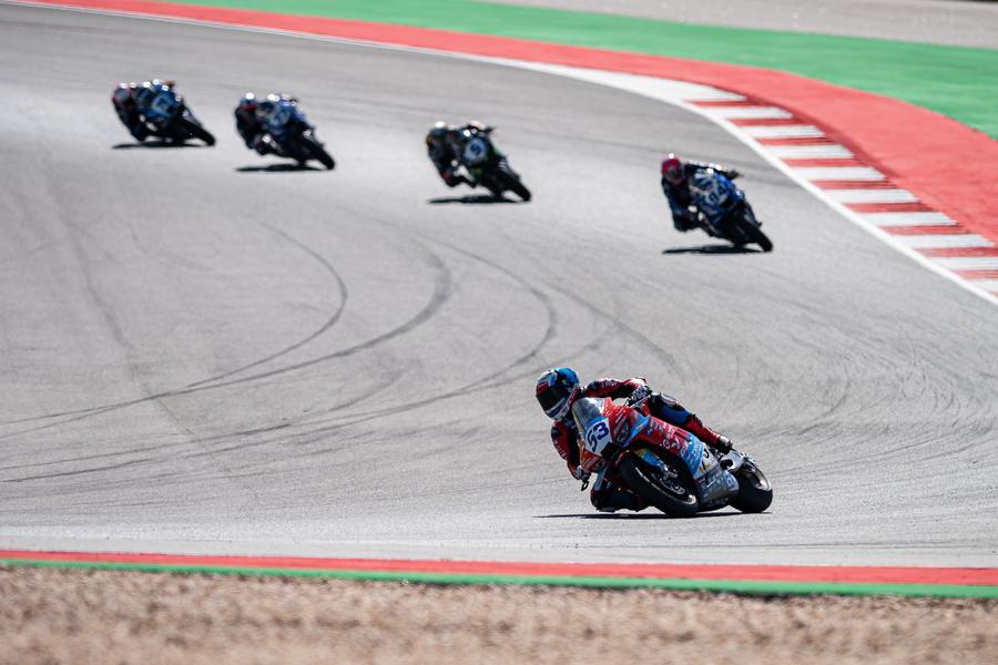 Il pilota francese Valentin Debise (in primo piano), in sella a una motocicletta ZXMOTO, gareggia nella categoria World Supersport (WorldSSP) in occasione del round portoghese del Campionato Mondiale Superbike (WSBK) presso il Circuito di Portimão. (28 marzo 2026 - Xinhua)