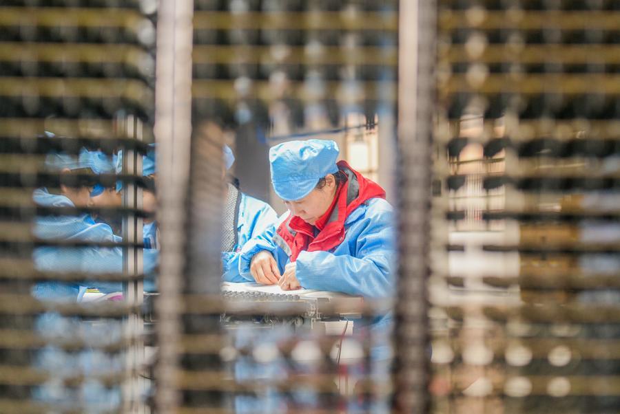 Operai lavorano su una linea di produzione a Yongzhou, nella provincia dello Hunan, Cina centrale. (24 febbraio 2026 - Xinhua/Jiang Keqing)