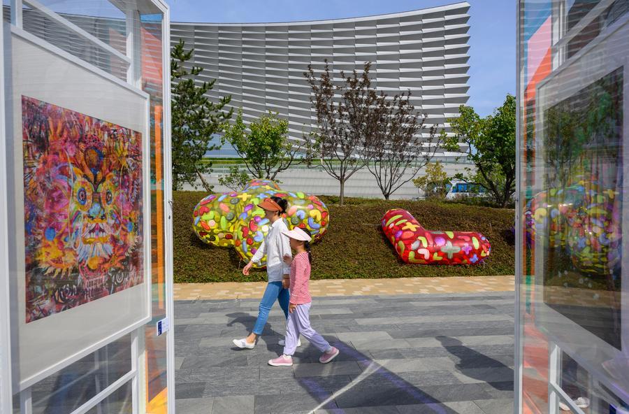 Visitatori ammirano una mostra della Stagione di Arte Pubblica del Gran Canale 2025 a Beijing, capitale della Cina. (1 ottobre 2025 - Xinhua/Jin Liangkuai)