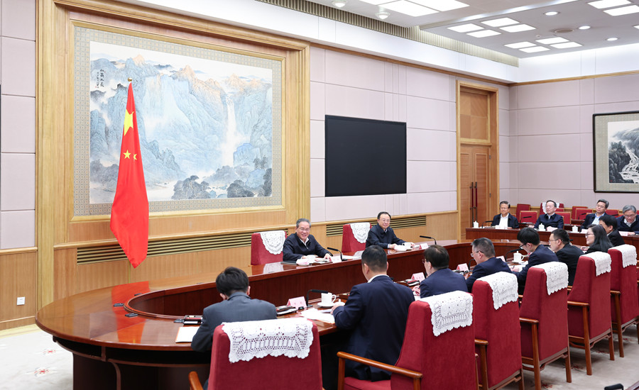 Li Qiang presiede un simposio sulla situazione economica con esperti e imprenditori