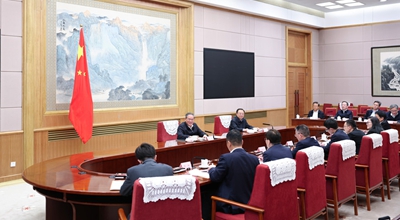 Li Qiang presiede un simposio sulla situazione economica con esperti e imprenditori