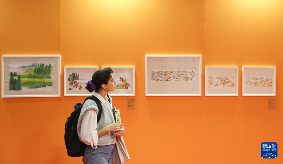 Visitatori ammirano la mostra di albi illustrati cinesi per l'infanzia alla 63ª Fiera del Libro per Ragazzi di Bologna. (14 aprile 2026 - Xinhua/Wang Kaiyan)