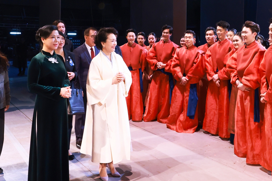 Le consorti dei leader di Cina e Vietnam visitano il Teatro Nazionale Cinese
