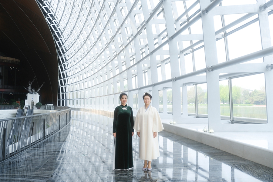 Le consorti dei leader di Cina e Vietnam visitano il Teatro Nazionale Cinese