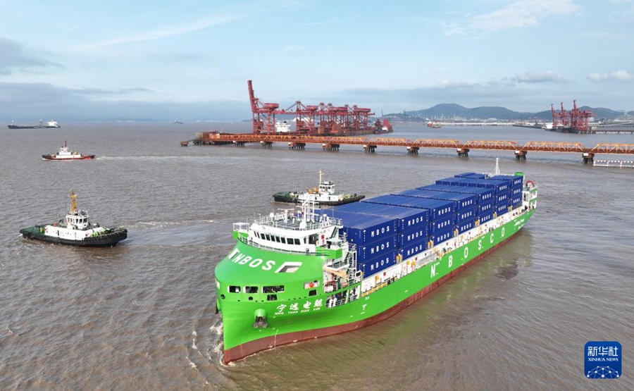 La più grande nave portacontainer elettrica intelligente al mondo da 10.000 tonnellate, salpa dal porto di Ningbo-Zhoushan