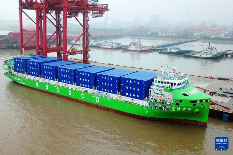 La più grande nave portacontainer elettrica intelligente al mondo da 10.000 tonnellate, salpa dal porto di Ningbo-Zhoushan