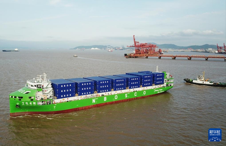 La più grande nave portacontainer elettrica intelligente al mondo da 10.000 tonnellate, salpa dal porto di Ningbo-Zhoushan