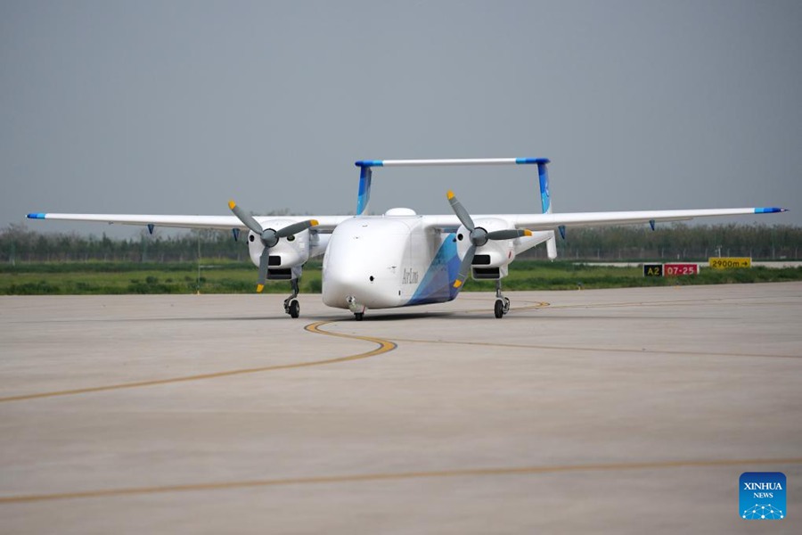Il sistema cinese di aeromobili cargo commerciali senza pilota HH-200 completa il volo inaugurale