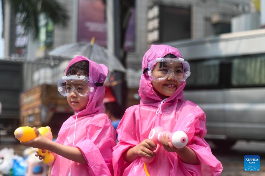 Celebrata la Festa degli spruzzi d'acqua nello Yunnan