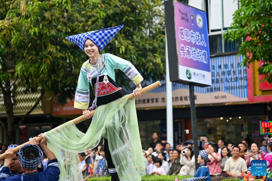 Celebrata la Festa di Sanyuesan in Guizhou