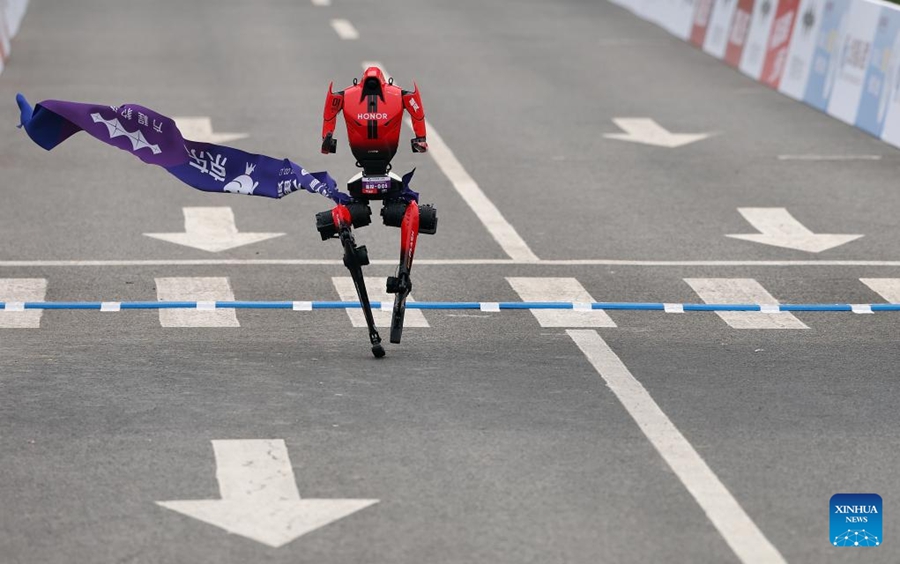Robot umanoide supera il record mondiale umano della mezza maratona a Beijing