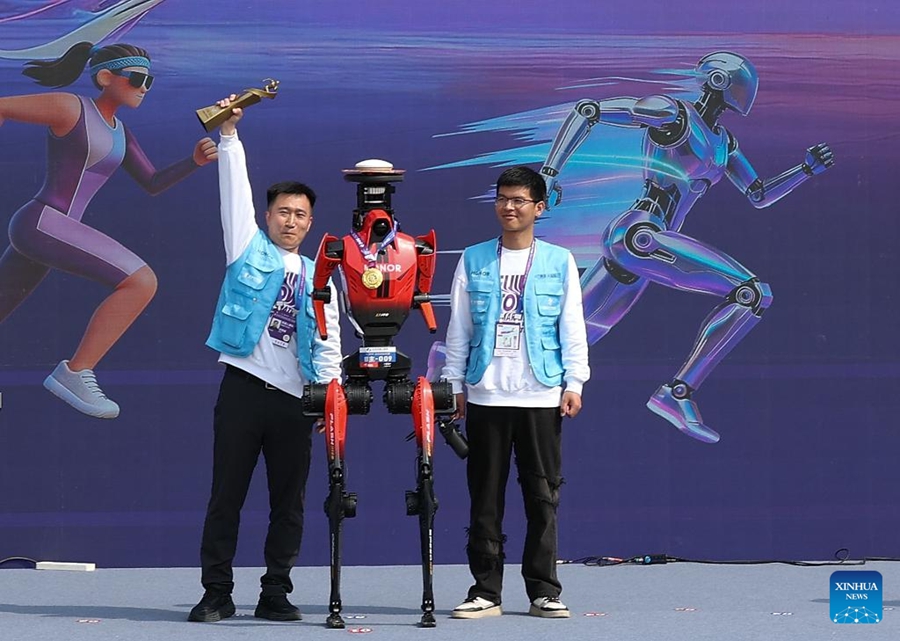 Robot umanoide supera il record mondiale umano della mezza maratona a Beijing