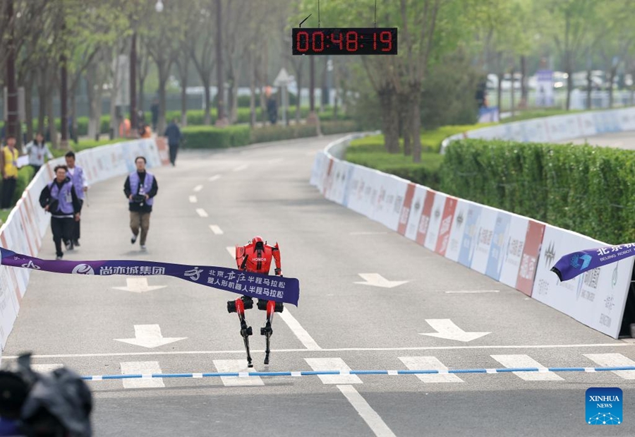 Robot umanoide supera il record mondiale umano della mezza maratona a Beijing