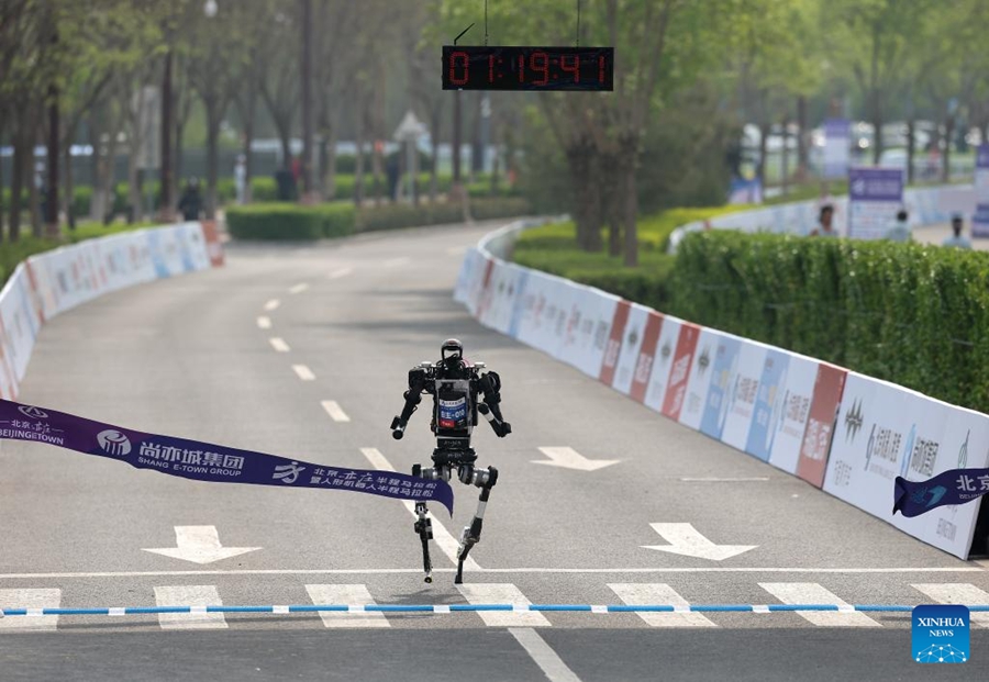 Robot umanoide supera il record mondiale umano della mezza maratona a Beijing