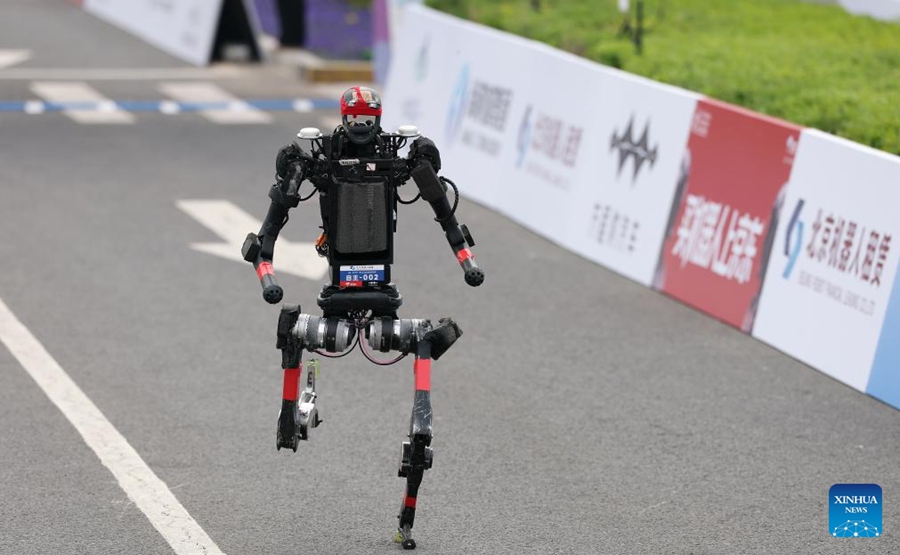 Robot umanoide supera il record mondiale umano della mezza maratona a Beijing