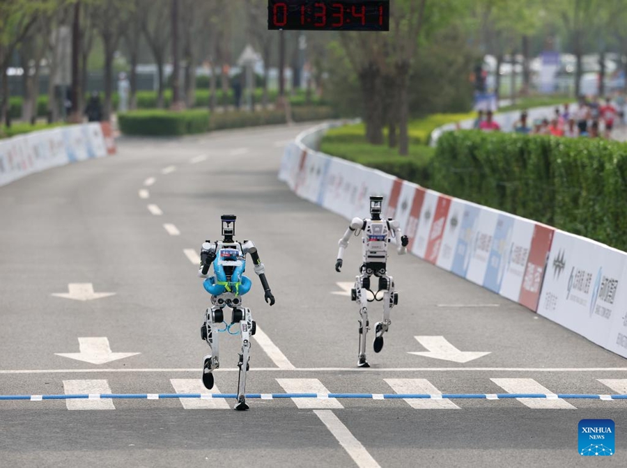 Robot umanoide supera il record mondiale umano della mezza maratona a Beijing