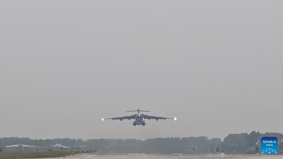 Un grande aereo da trasporto Y-20B decolla un aeroporto della Cina centrale, diretto verso la Repubblica di Corea (ROK) per riportare in patria il 13° lotto di resti di soldati cinesi caduti durante la Guerra di Resistenza all'Aggressione Statunitense e di Aiuto alla Corea (1950-1953). (20 aprile 2026 - Li Xixin/Xinhua)