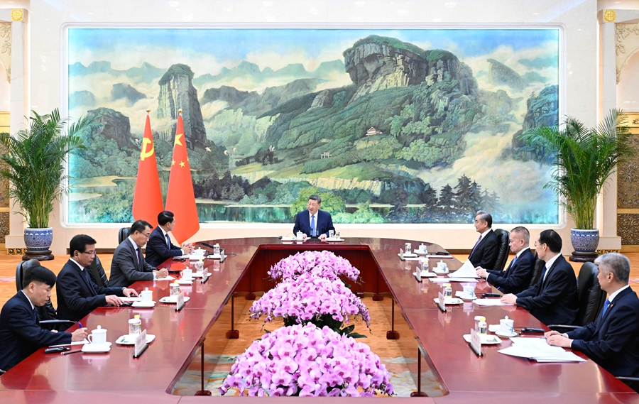 Xi Jinping incontra il Vice Primo Ministro Laotiano Saleumxay Kommasith