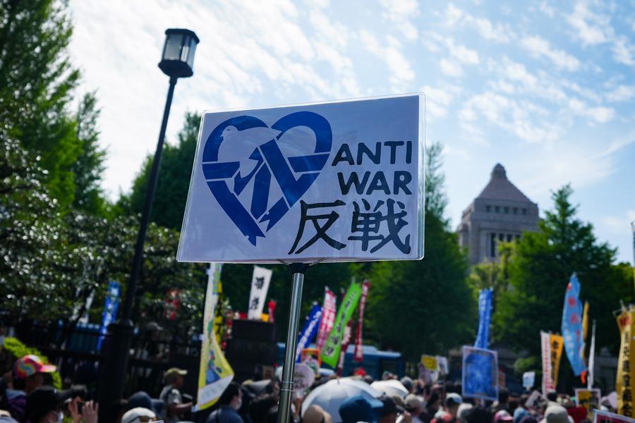 Persone si radunano intorno all'edificio del Parlamento per protestare contro i tentativi del governo della Prima Ministra giapponese Sanae Takaichi di modificare la costituzione pacifista del Paese e per chiedere la tutela dell'Articolo 9, a Tokyo, Giappone. (19 aprile 2026 - Xinhua/Jia Haocheng)