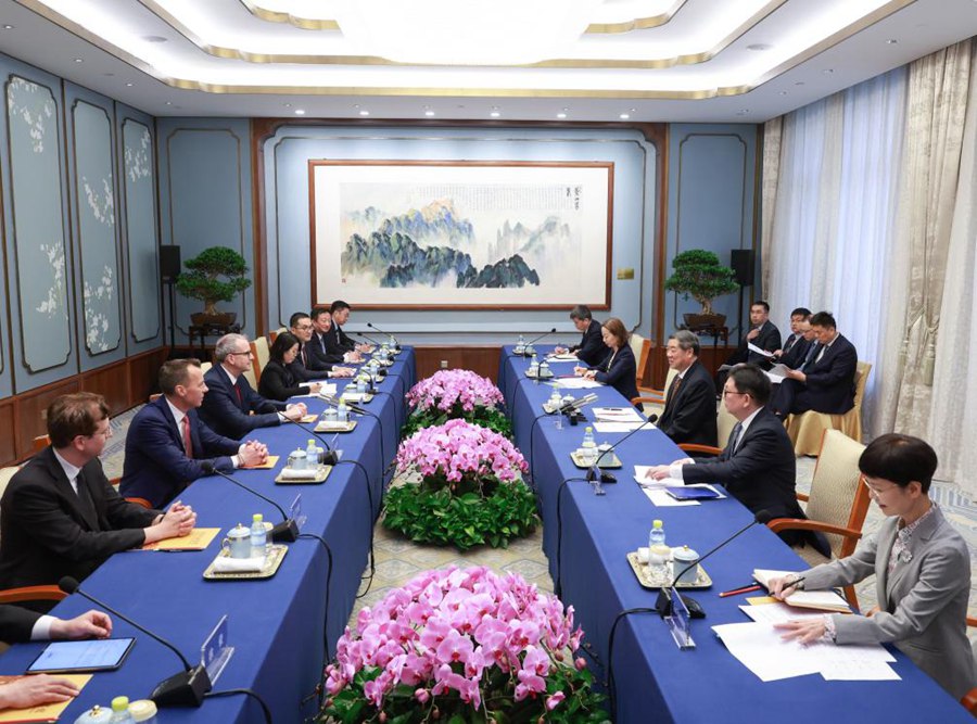 Il Vice Premier cinese He Lifeng, anche membro dell'Ufficio Politico del Comitato Centrale del Partito Comunista Cinese, incontra Peter J. Arduini, Presidente e CEO di GE HealthCare, a Beijing, capitale della Cina. (21 aprile 2026 - Xinhua/Wang Ye)