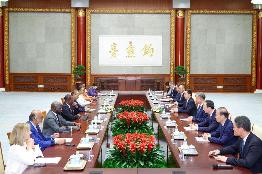 Il Vicepresidente cinese Han Zheng incontra i partecipanti stranieri alla Terza Conferenza di Alto Livello del Forum sull'Azione Globale per lo Sviluppo Condiviso a Beijing, capitale della Cina. (22 aprile 2026 - Xinhua/Liu Bin)