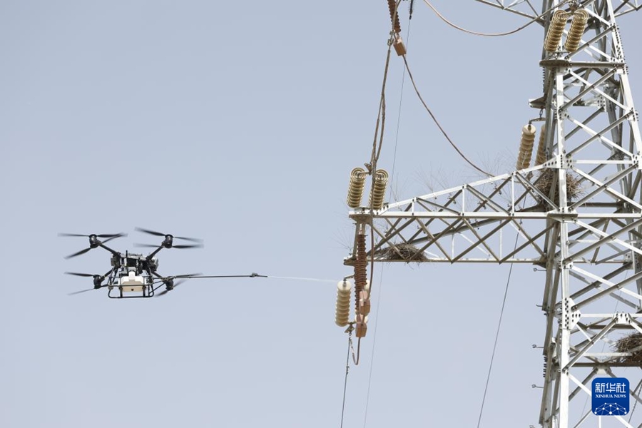 Yinchuan, droni per la pulizia della rete elettrica