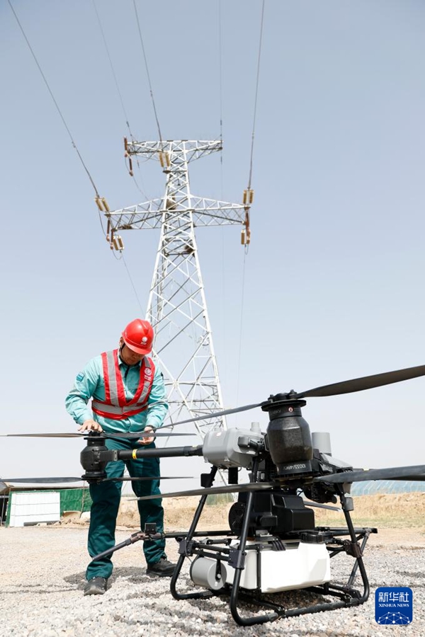 Yinchuan, droni per la pulizia della rete elettrica