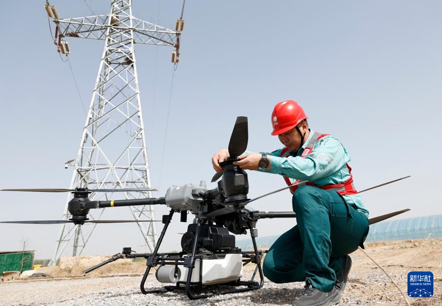 Yinchuan, droni per la pulizia della rete elettrica