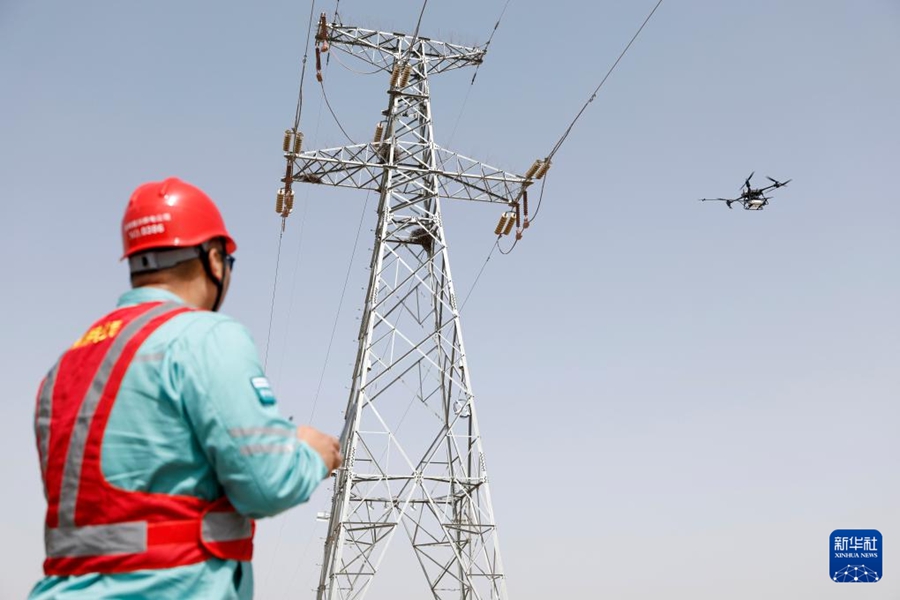 Yinchuan, droni per la pulizia della rete elettrica