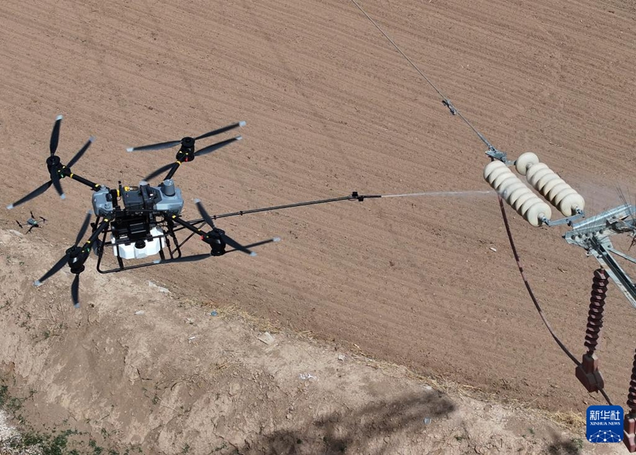 Yinchuan, droni per la pulizia della rete elettrica