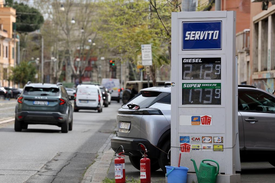 Prezzi di un distributore di benzina a Roma, in Italia. (31 marzo 2026 - Xinhua/Li Jing)