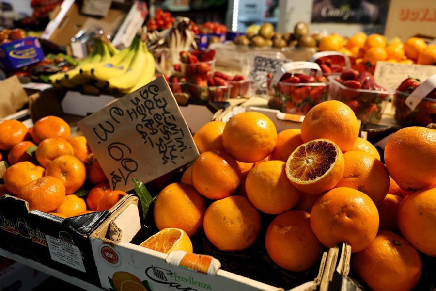 Bancarella di frutta a Roma, in Italia. (31 marzo 2026 - Xinhua/Li Jing)