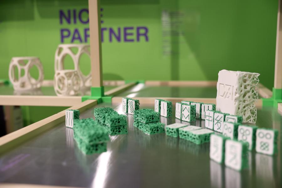 Un design stampato in 3D dell'Università Tongji esposto in occasione del 64° Salone del Mobile presso il centro fieristico Fiera Milano Rho, a Milano. (22 aprile 2026 - Xinhua/Li Jing) 
