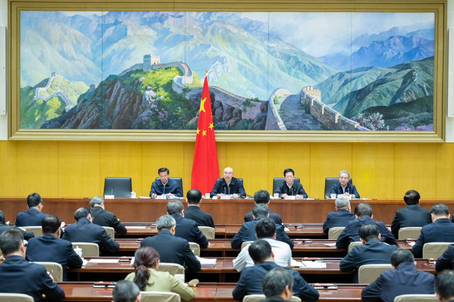 Il Vice Premier cinese Liu Guozhong, anche membro dell'Ufficio Politico del Comitato Centrale del Partito Comunista Cinese, presenzia a una conferenza sulla promozione dell'assistenza ordinaria e sul continuo consolidamento ed espansione dei risultati della lotta alla povertà, a Beijing, capitale della Cina. (27 aprile 2026 - Xinhua/Zhai Jianlan)