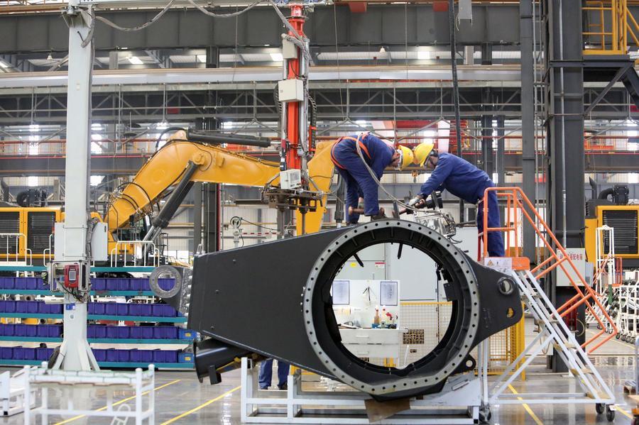 Dipendenti lavorano in un'officina della Xuzhou Construction Machinery Group Co., Ltd. (XCMG) nella città di Xuzhou, nella provincia orientale cinese del Jiangsu. (25 marzo 2026 - Xinhua/Cheng Li)