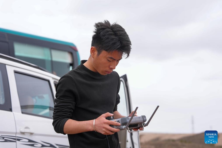 Lanzhou, droni trasportano giovani alberi