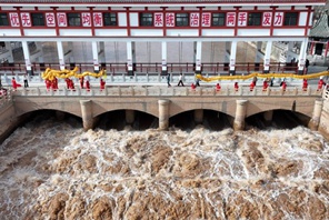 Ningxia, apre la chiusa per deviare l'acqua dal Fiume Giallo per l'irrigazione