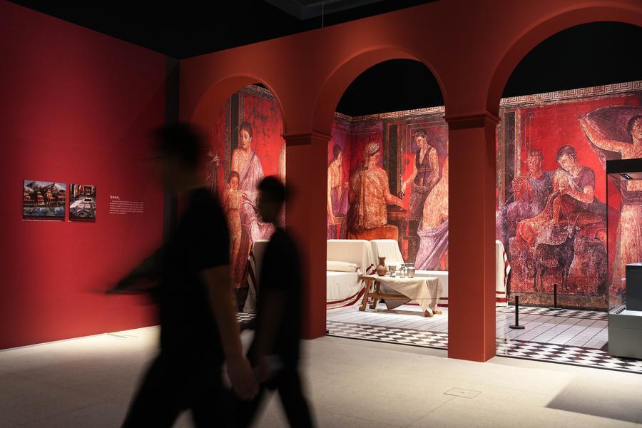 I visitatori ammirano la mostra "Meet Pompeii: The Eternal City" presso il Museo dello Hunan a Changsha, capoluogo dell'omonima provincia nella Cina centrale. (8 luglio 2025 - Xinhua/Xue Yuge)