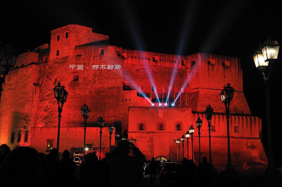 Castel dell'Ovo illuminato da luci rosse per celebrare il Capodanno lunare cinese, a Napoli. (2 febbraio 2011 - Xinhua/Wang Qingqin)
