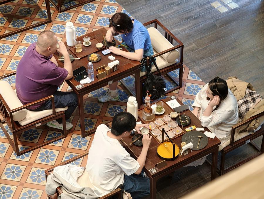 Turisti in un ristorante presso il Parco Zhongshan a Beijing, capitale della Cina, durante le festività del Primo Maggio. (5 maggio 2026 - Xinhua/Xing Guangli)