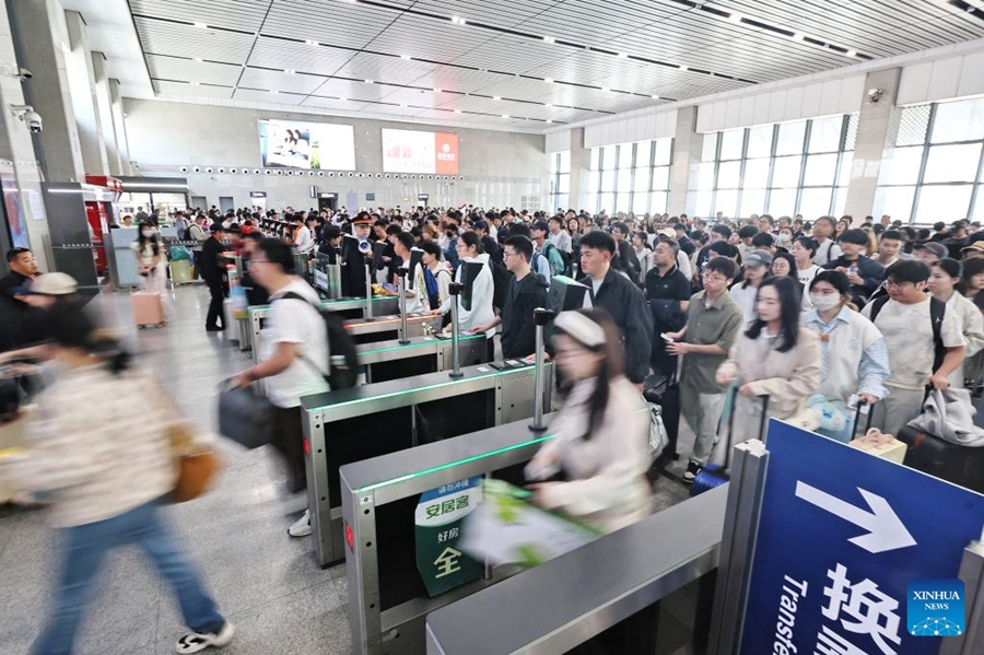 Passeggeri effettuano il check-in presso la stazione ferroviaria di Jiaxing Sud, a Jiaxing, provincia del Zhejiang, Cina orientale. (5 maggio 2026 - Jin Peng/Xinhua)