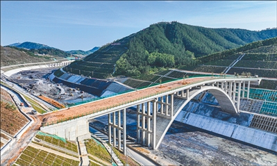Ponte dedicato all'attraversamento della fauna selvatica del Canale Pinglu, attualmente in costruzione. (Wang Wuyan/Quotidiano del Popolo Online)