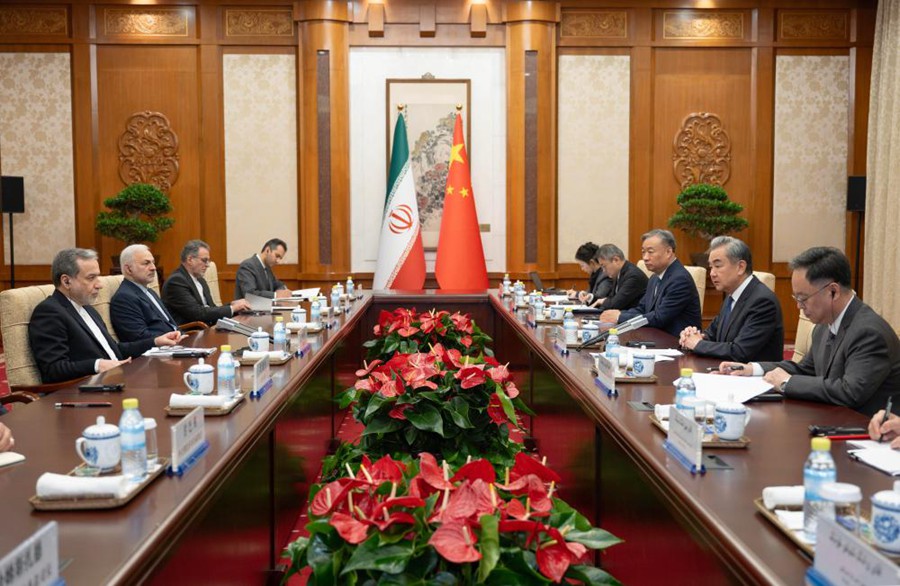 Il Ministro degli Esteri cinese Wang Yi, anche membro dell'Ufficio Politico del Comitato Centrale del Partito Comunista Cinese, intrattiene colloqui con il Ministro degli Esteri iraniano Seyyed Abbas Araghchi a Beijing, capitale della Cina. (6 maggio 2026 - Xinhua/Cai Yang)
