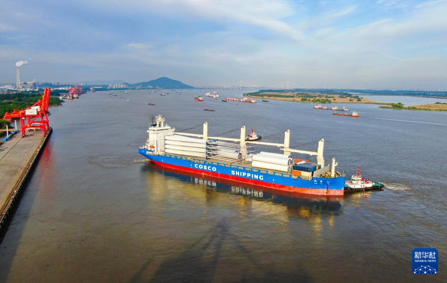 La nave "Tianle", con a bordo quattro impianti eolici di grandi dimensioni di produzione cinese, salpa dal porto di Nanjing, nella provincia del Jiangsu. (8 maggio 2026 - Xinhua/Fei Bojun)