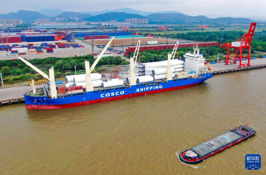 Il porto di Nanjing esporta per la prima volta impianti eolici completi di grandi dimensioni