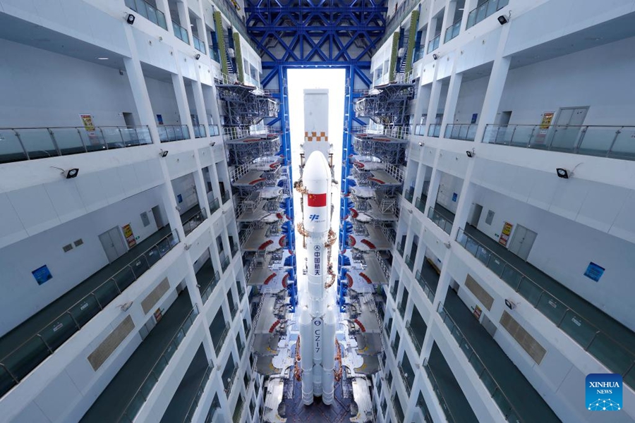 Il veicolo spaziale cargo cinese Tianzhou-10 trasportato al sito di lancio