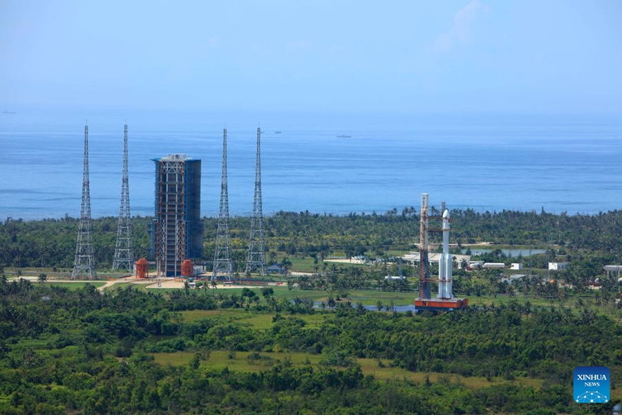 Combinazione del veicolo cargo Tianzhou-10 e di un razzo vettore Lunga Marcia-7 viene trasferita in posizione verticale verso il sito di lancio a Wenchang, nella provincia di Hainan, nel sud della Cina. (8 maggio 2026 - Yang Zhiyuan/Xinhua)