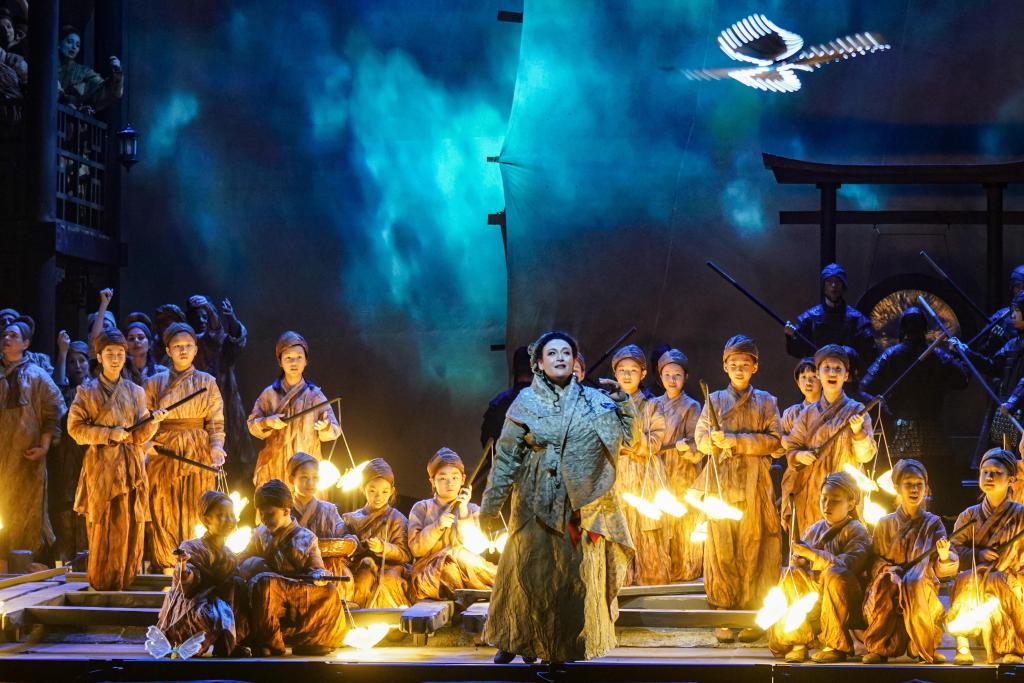 Prove dell'edizione del centenario dell'opera Turandot presso il Teatro dell'Opera di Guangzhou, nella provincia del Guangdong. (7 maggio 2026 - Xinhua)
